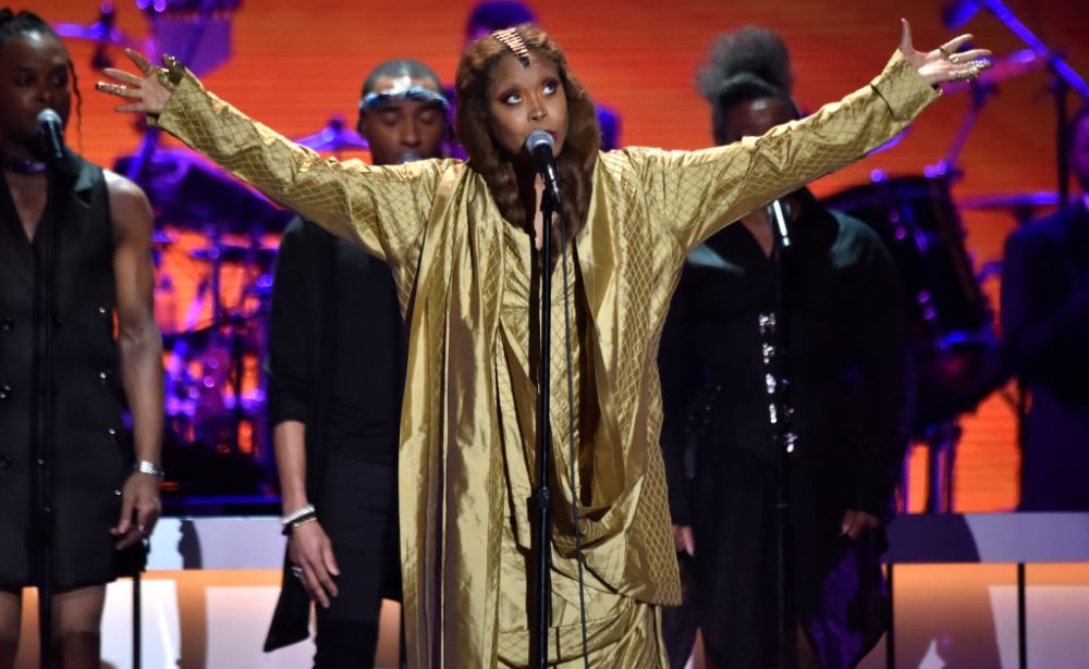 Erykah Badu defends R.Kelly during her show and fans didn’t want to hear it; she responds