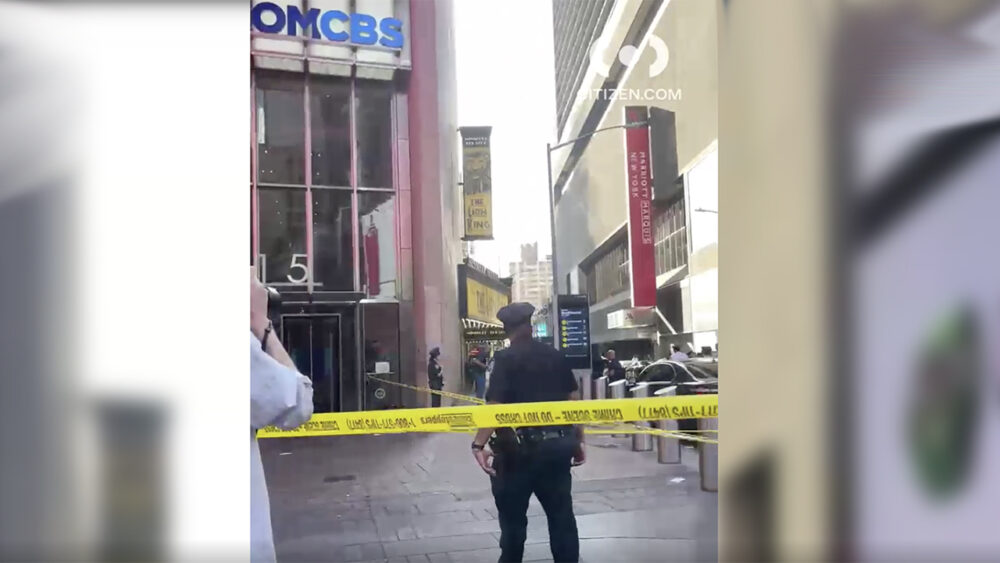 Man Stabbed In Times Square, Police Search For Group Of Men